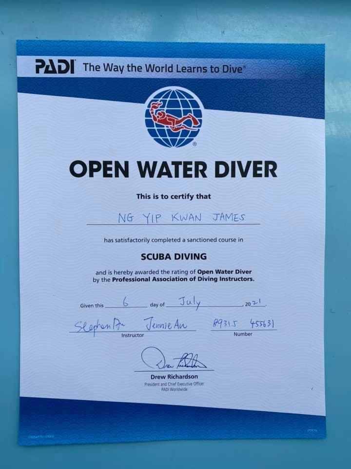 坤哥成就解锁晒出潜水证书。