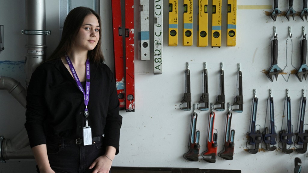 來自烏克蘭的18歲女孩亞羅申科，在倫敦西敏市學院（CWC）修讀水喉工課程。路透社