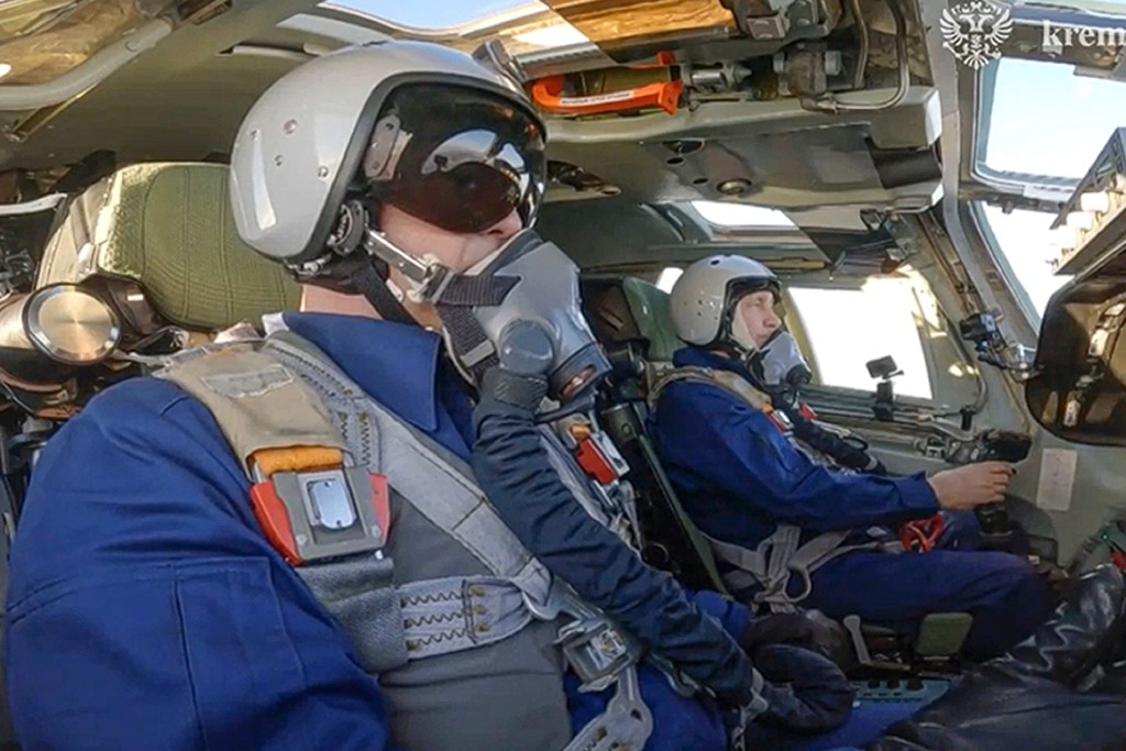 普京身穿飛行服坐在副機師位置，完成30分鐘飛行。美聯社