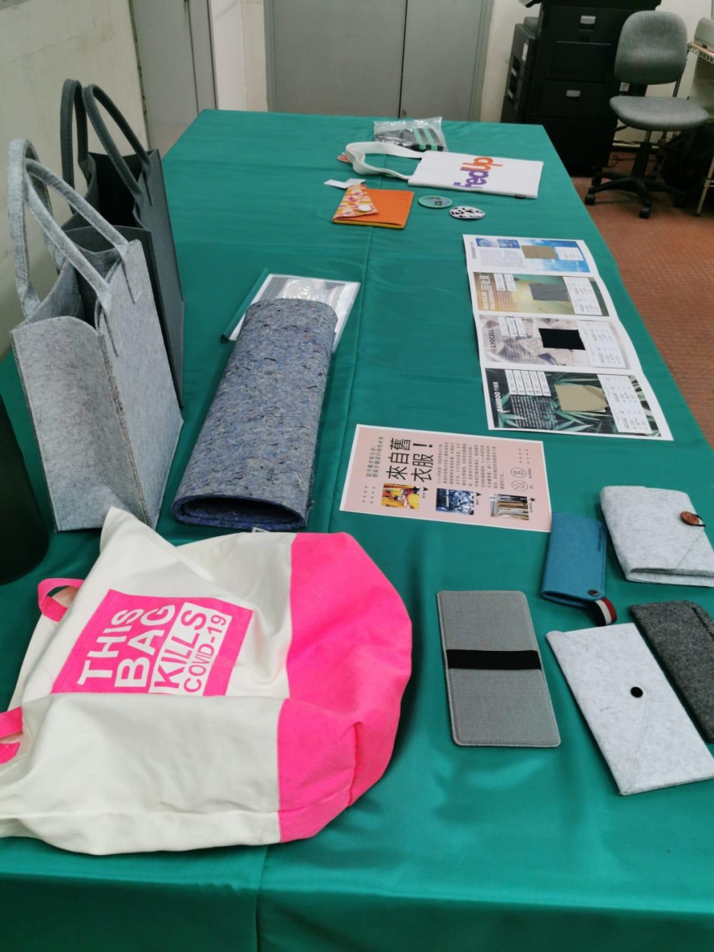 再製成地毯、杯墊、瑜伽墊、護照套等日常用品，實現資源層級再利用。