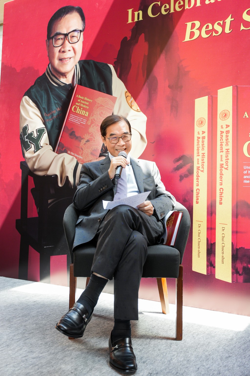 徐傳順於發布會上分享他創作有關古今中國新書的經歷和感受。