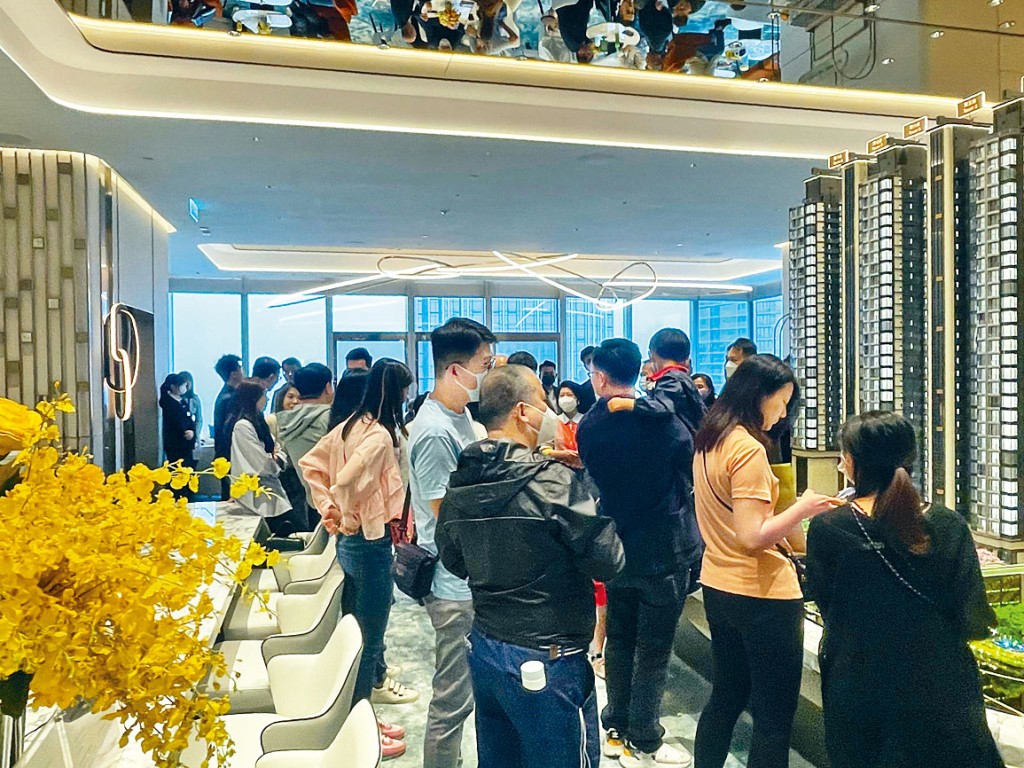 天瀧昨日吸引大批準買家到場參觀示位,當中不乏一家大細的家庭客。