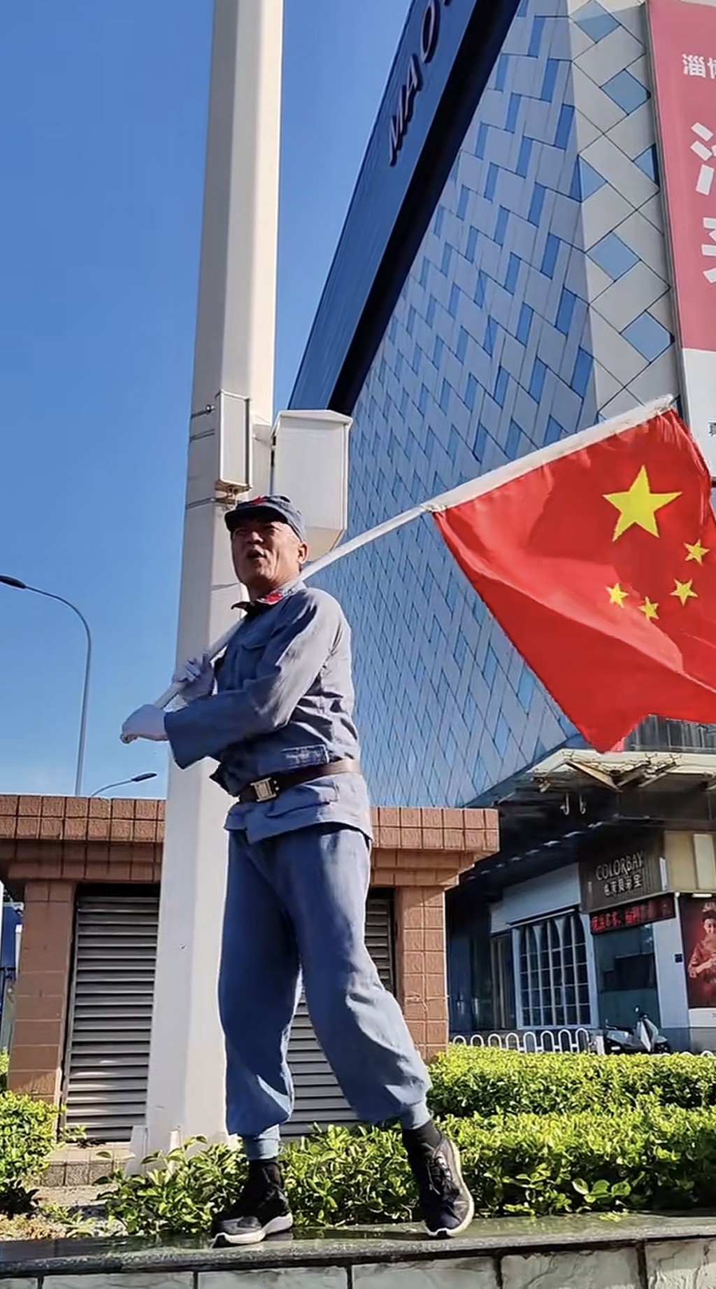 山東54歲男在街頭揮舞國旗。抖音@向陽花