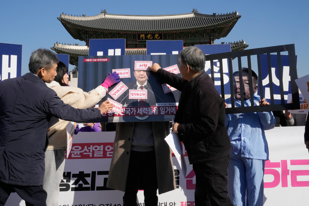 示威者在法院宣判前舉行的新聞發布會上，將貼尹錫悅，要求判處其死刑。 美聯社