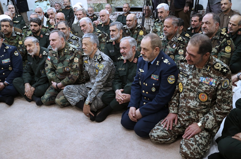 伊朗軍方高級指揮官聆聽哈梅內伊發言。美聯社