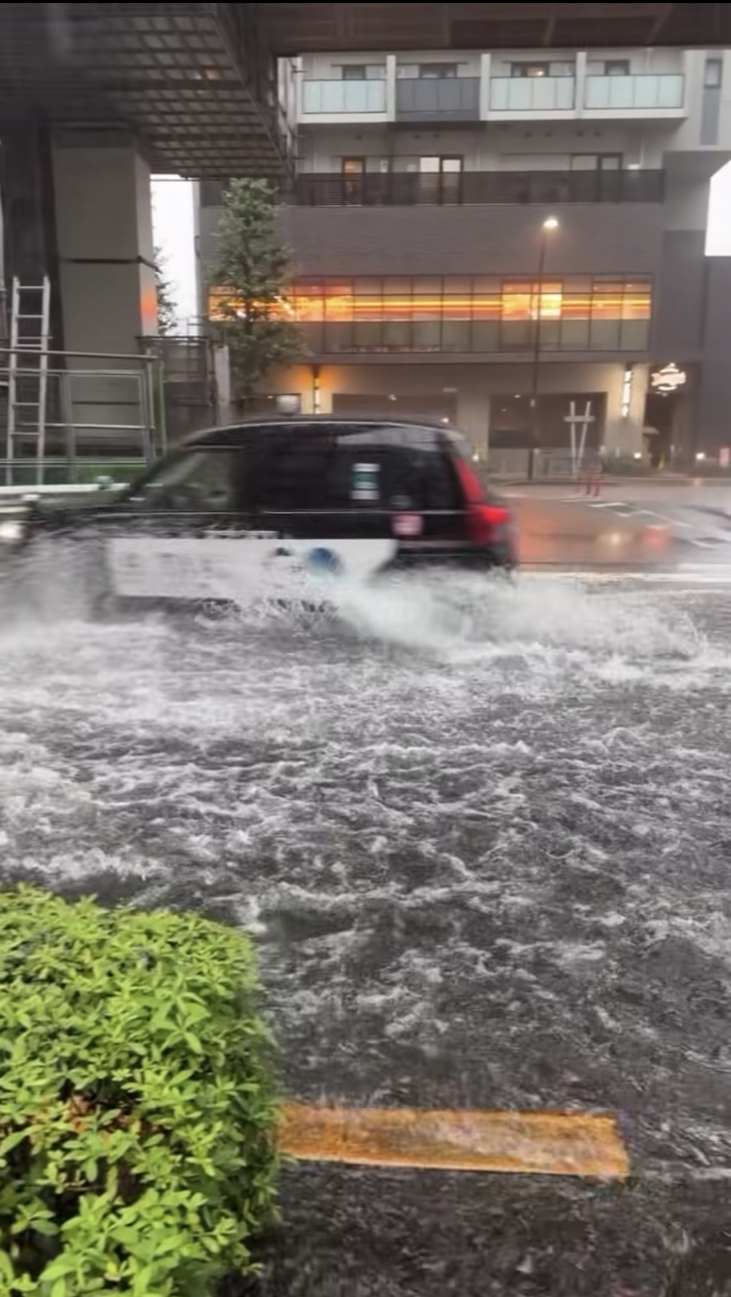 日本关东“游击式暴雨”多地水浸。 @cocotree.florist / Threads 日本关东“游击式暴雨”多地水浸。 @cocotree.florist / Threads