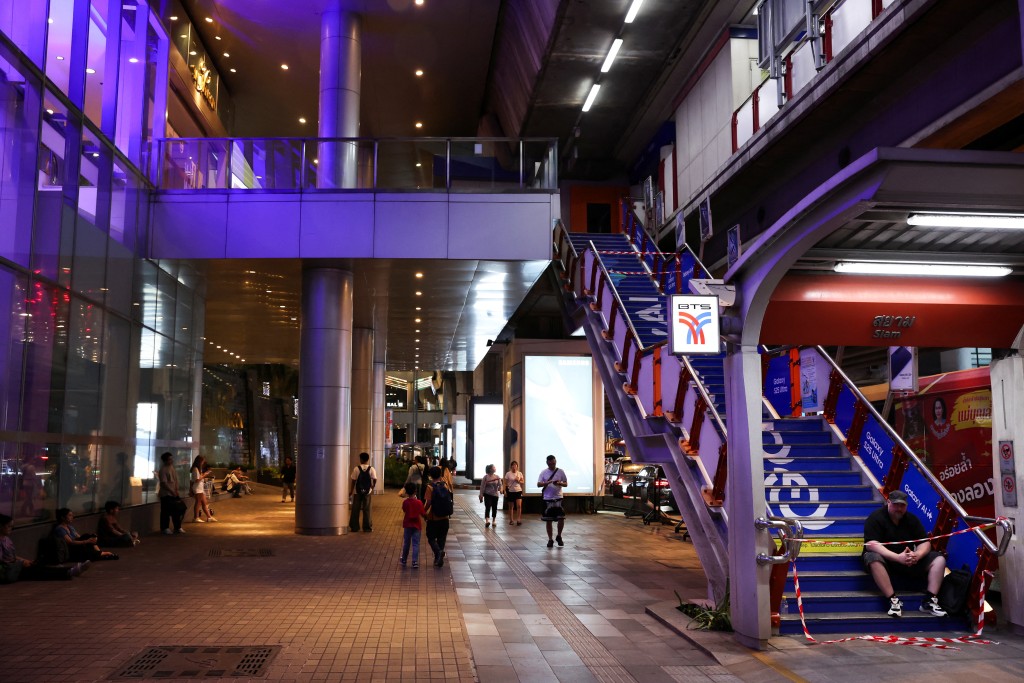 曼谷火车站暂时关闭，民众在外等候。路透社