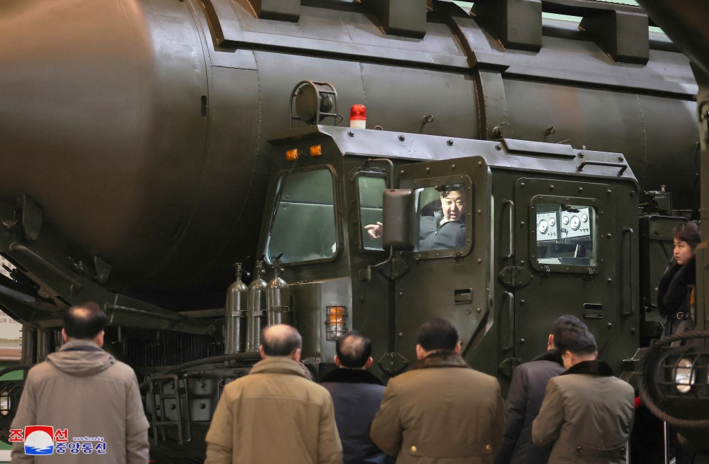 金正恩視察期登上發射車，其女兒站在一旁。路透社