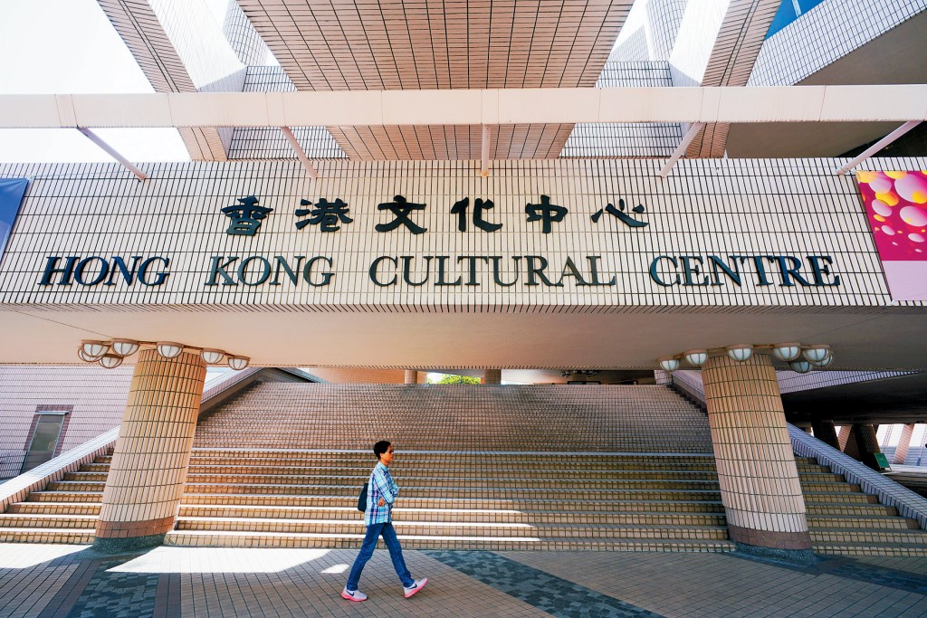 46岁男被告来港散心用尽积蓄后，便于香港文化中心一带露宿，自辩因饥饿而犯案。