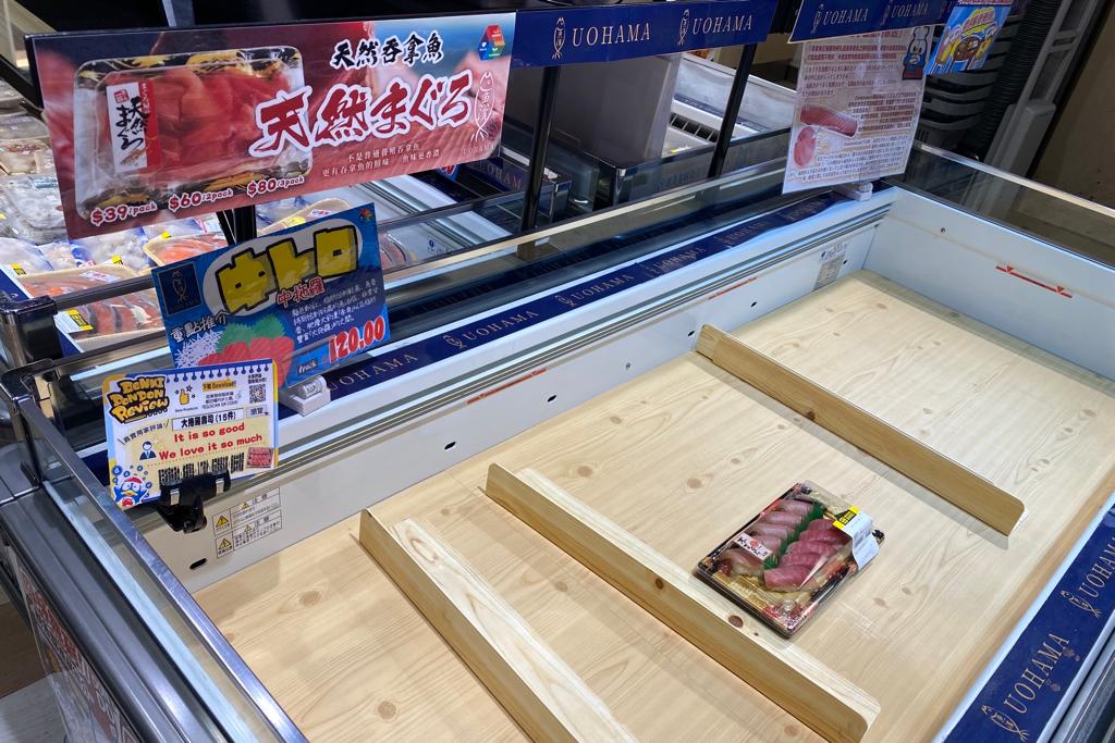 超市部分售賣魚生及壽司的攤位空空如也。禇樂琪攝