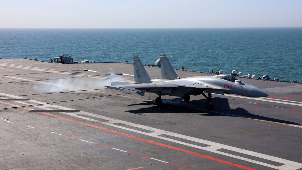 殲-15T艦載戰鬥機在福建艦阻攔著艦。 新華社 殲-15T艦載戰鬥機在福建艦阻攔著艦。 新華社