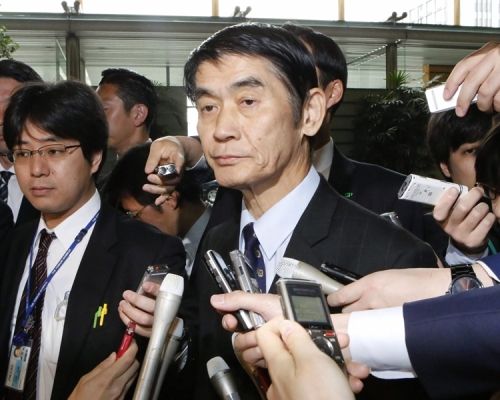 今村雅弘終於抵受不住壓力，周三早上提出辭職。AP