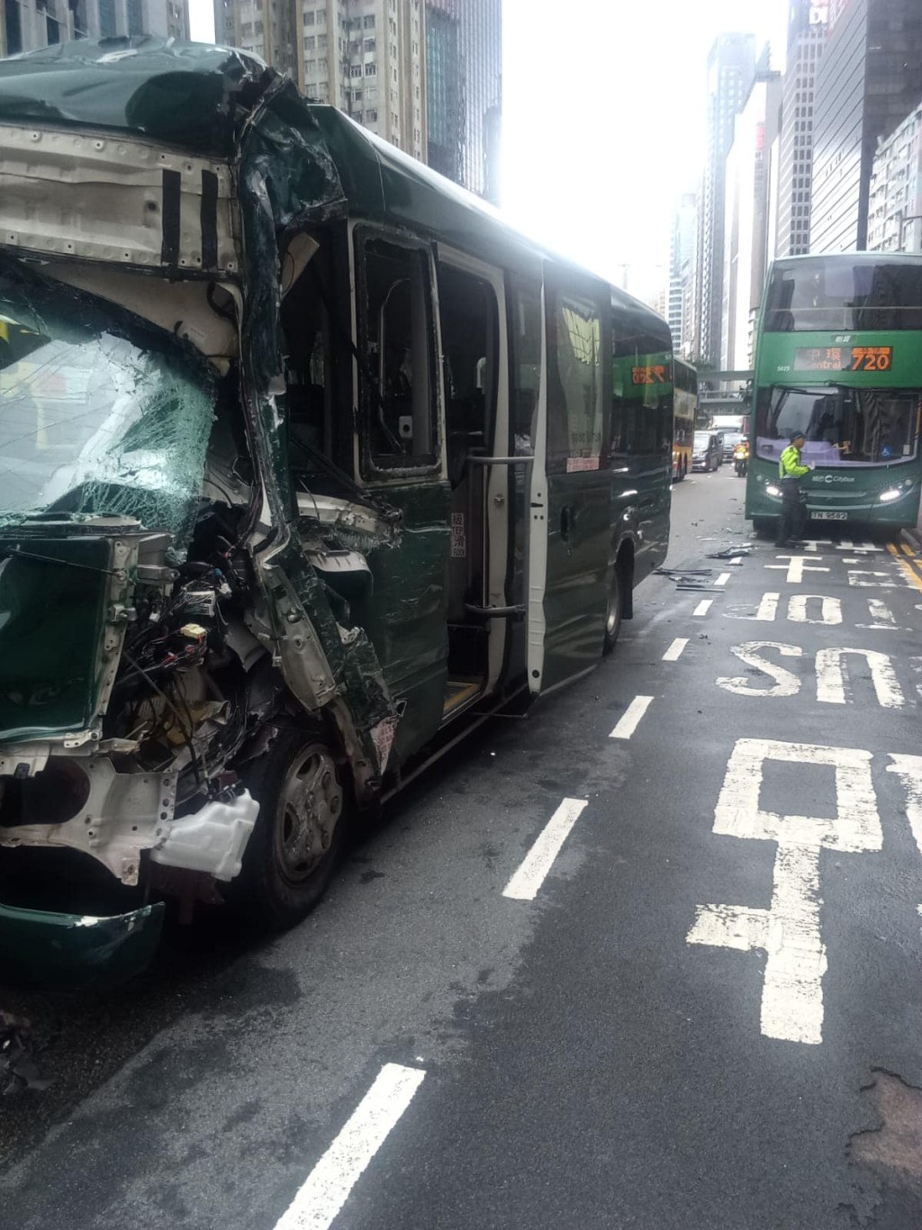 旅遊巴左邊車頭嚴重損毀，擋風玻璃碎裂，車頭燈亦飛脫。網上圖片