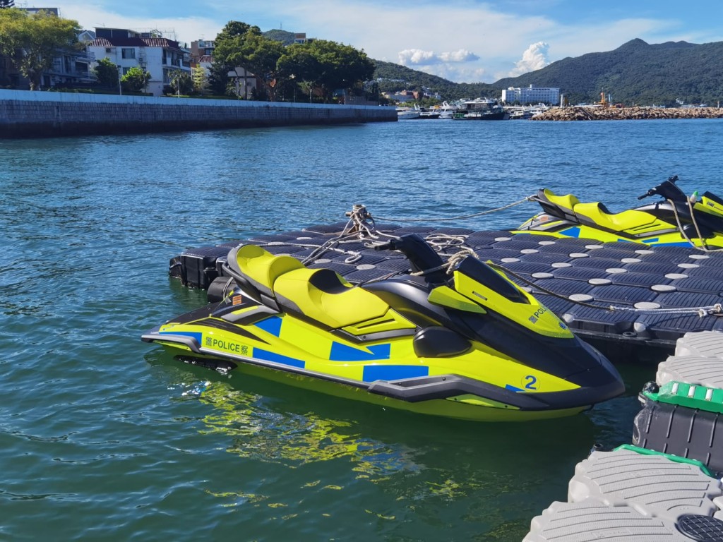 两部水上电单车没有螺旋桨配置，可以轻易进入浅水区、海滩或挤拥的船只系泊区。