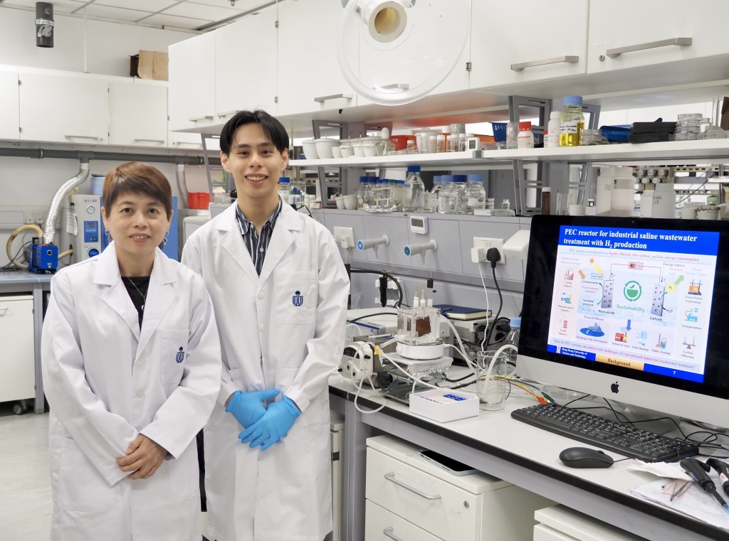 Howard（右）與其指導教授——土木及環境工程學系講座教授勞敏慈（左）的合照。