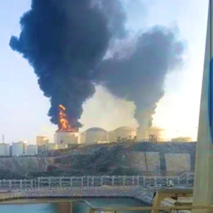 阿曼最大港口薩拉拉（Salalah）石油儲存設施被無人機炸出大火球。 X@BashaReport