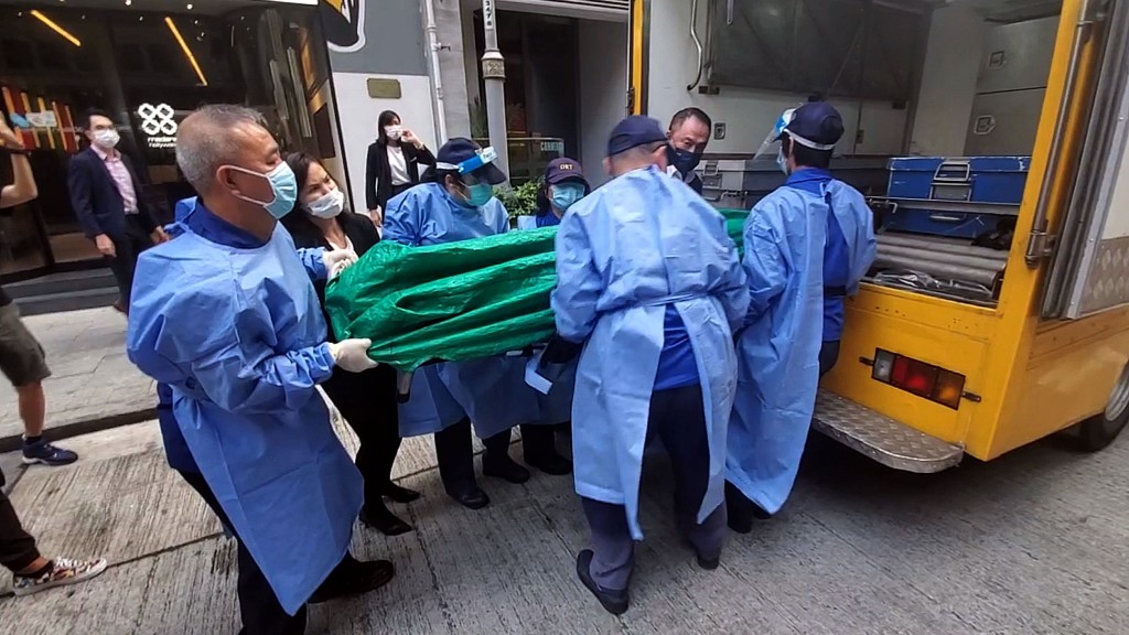 體重約300磅死者案發後被抬上黑箱車送走。資料圖片