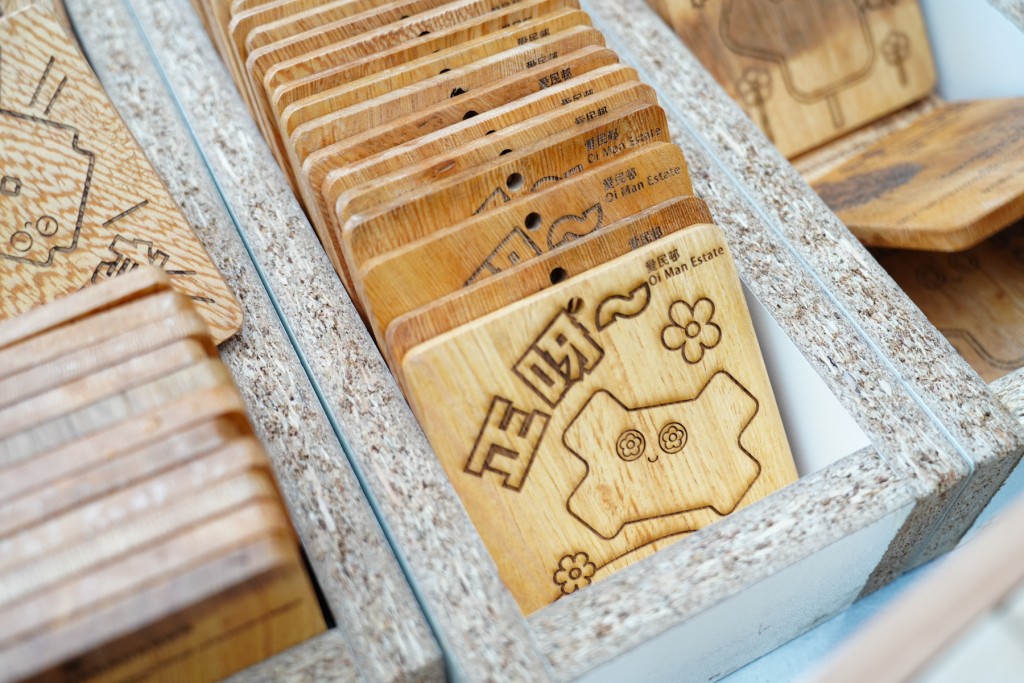 倒下枝幹轉化為木製飾品,包括印有幸福家族成員圖案的杯墊。何永賢FB 倒下枝幹轉化為木製飾品,包括印有幸福家族成員圖案的杯墊。何永賢FB