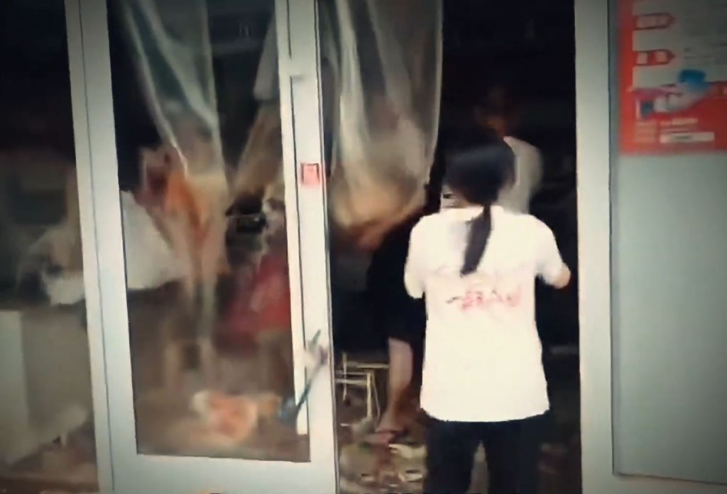店員拍攝參與哄搶的民眾。抖音