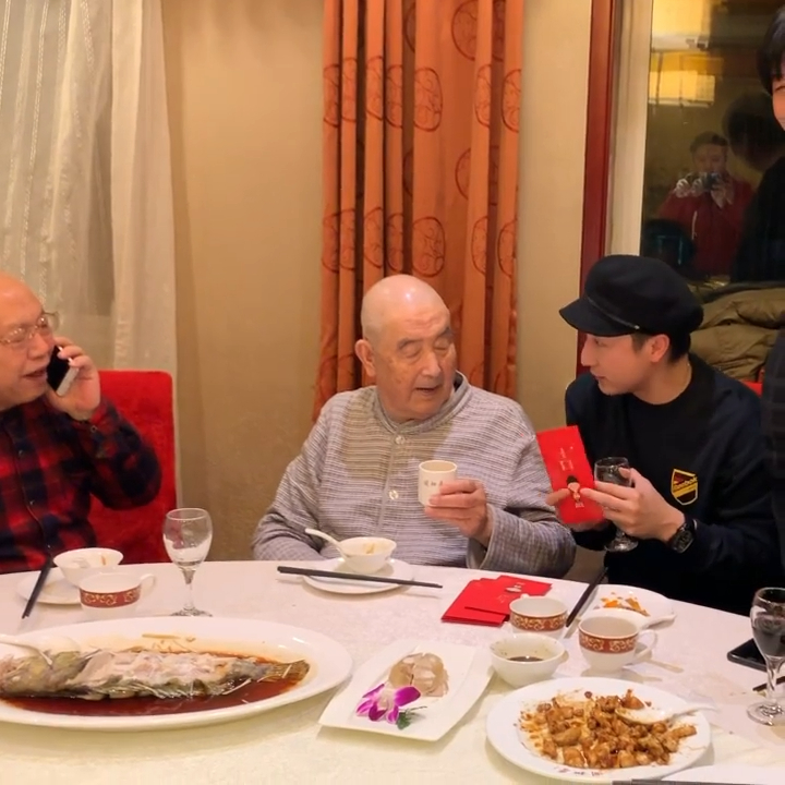 方力申貼出前年跟外公食團年飯逗利是的片段。