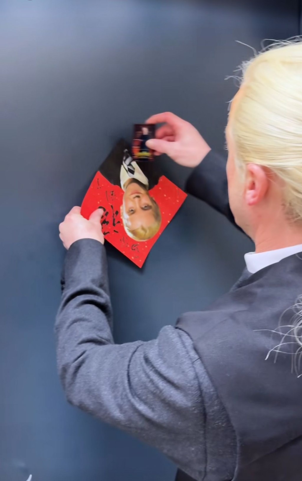 馬份在門上貼上印有他樣子的揮春。