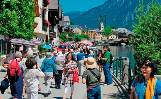 哈爾施塔特在旅遊旺季每日吸引多達1萬名遊客。網上圖片