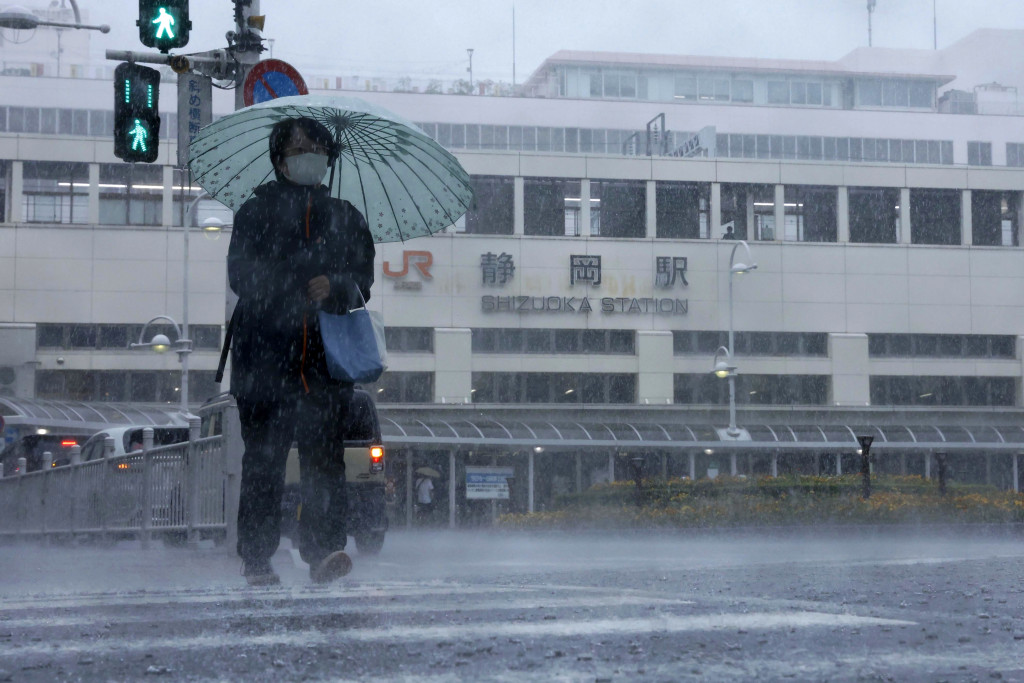 當局已向靜岡市超過7200名居民發出警告。AP