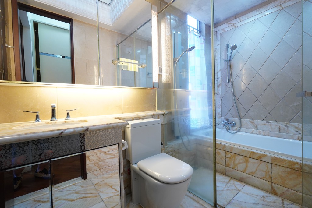 浴室保养簇新，更有双面镜柜设计，可让住户摆放日用品。
