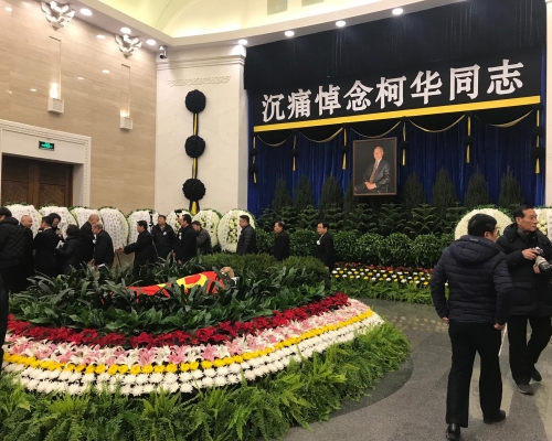 千人告别原驻英大使柯华。张言天摄
