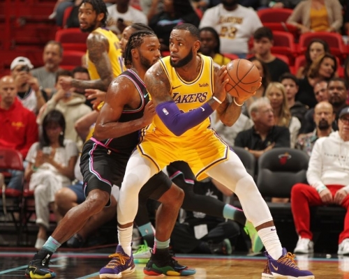 占士(右)在NBA決賽前大讚舊東家。網上圖片