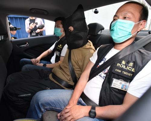 警方將疑犯押解返警署扣查。