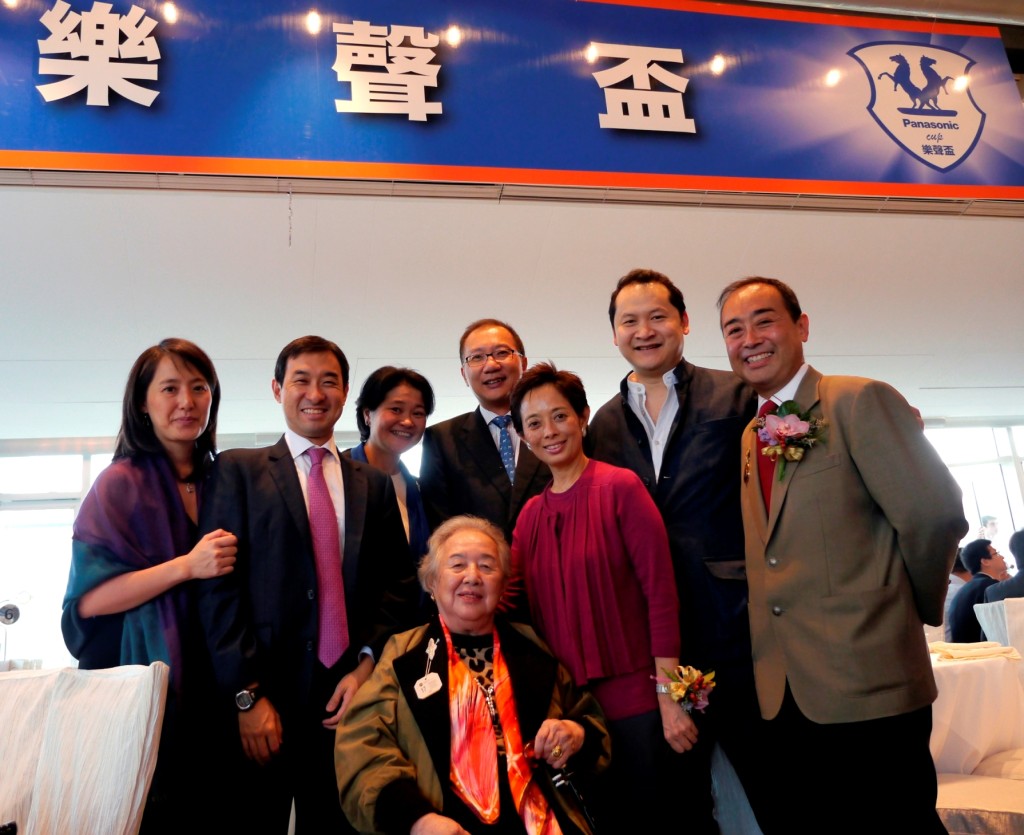蒙民偉與首任妻子楊雪姬(右四)，育有6名子女。資料圖片