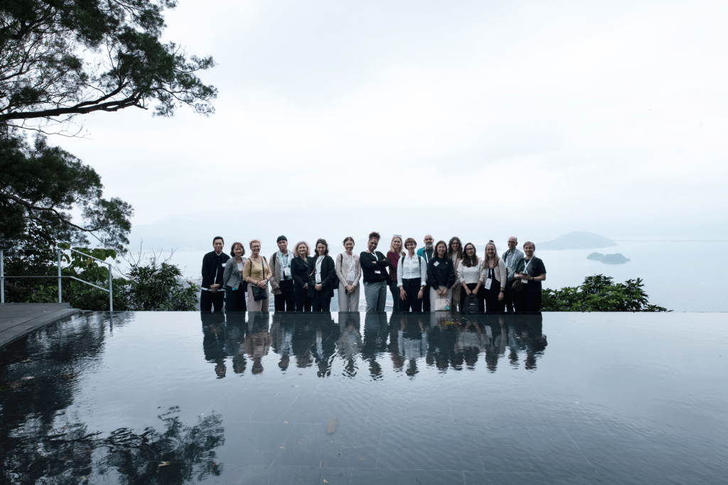 代表團成員參觀中大校園著名景點合一亭。 代表團成員參觀中大校園著名景點合一亭。