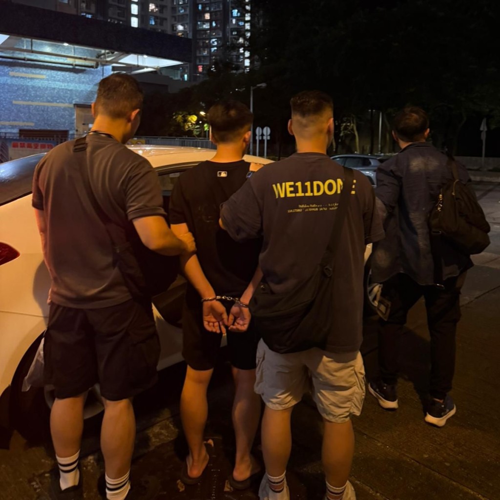 警方拘捕兩名涉案男子,均有黑社會背景。警方圖片 警方拘捕兩名涉案男子,均有黑社會背景。警方圖片