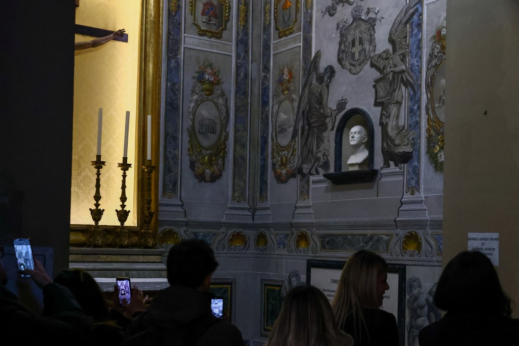 壁畫中天使因被指酷似意大利總理梅洛尼而引發爭議。 路透社