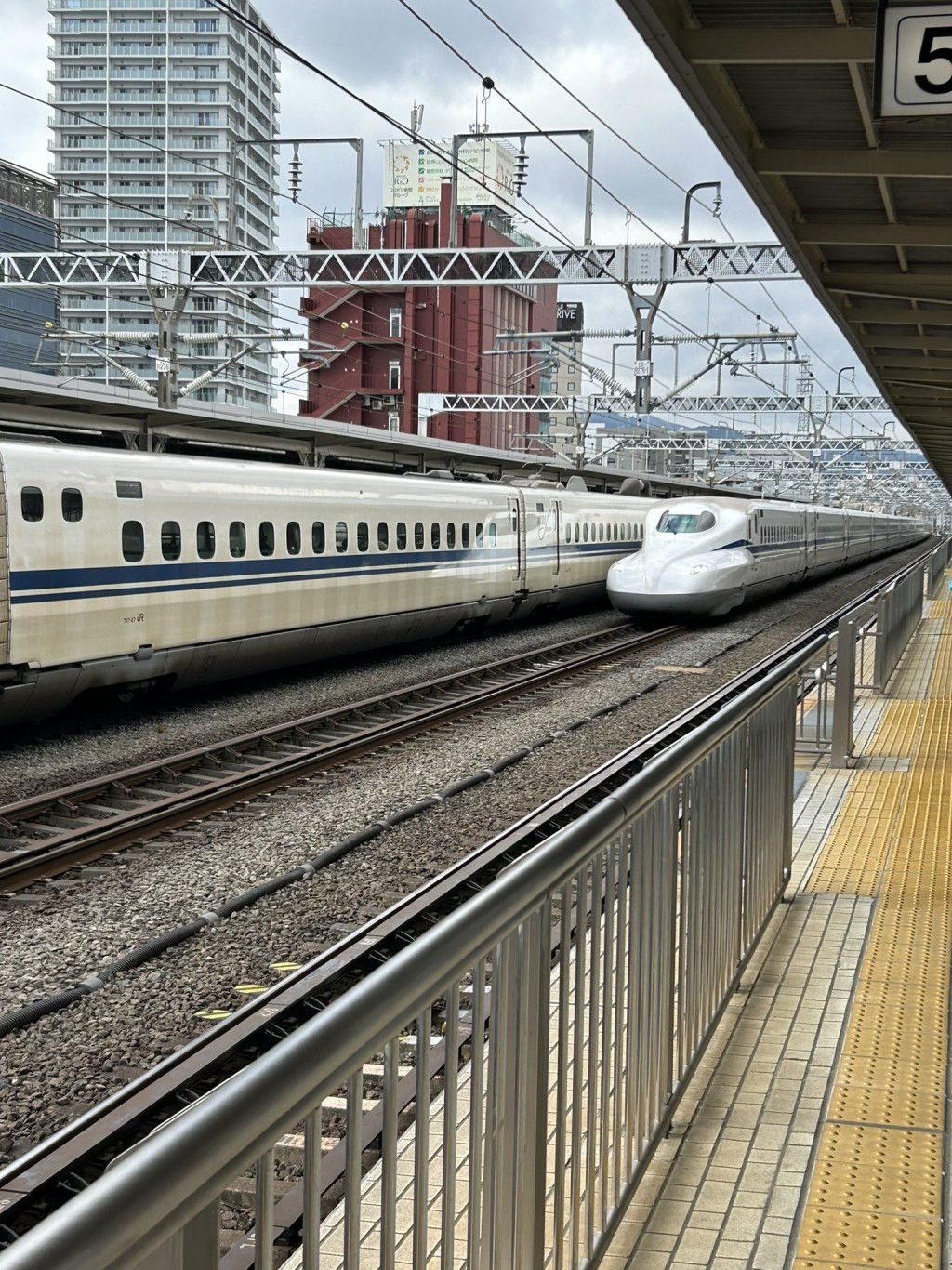 日本JR静冈站有僧人跳落路轨找手机，导致新干线部份列车受阻。