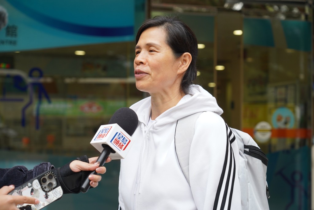 陳太稱，羽毛球場相當搶手，要早上7時便要開始搶預約。
