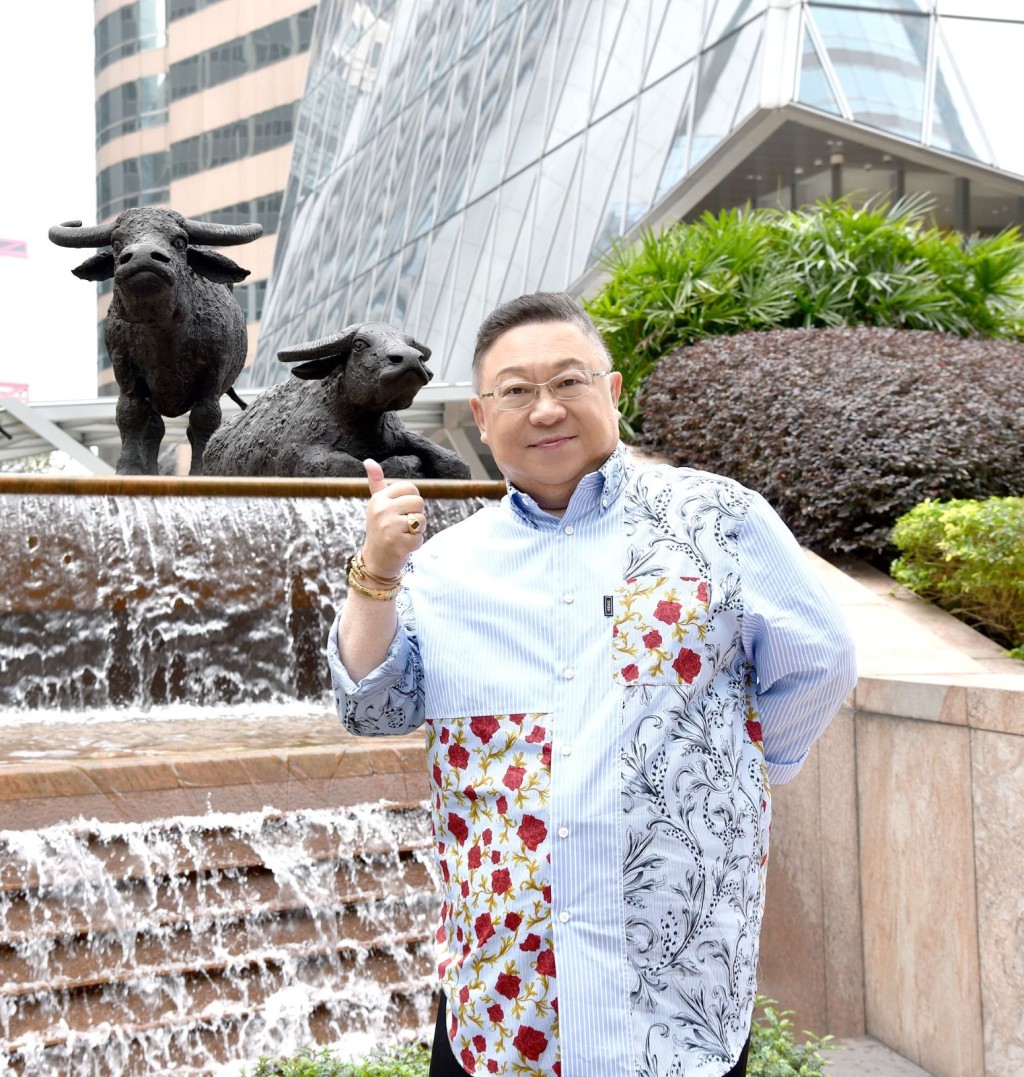 香港生於夏天,需要金水,希望政府多建些與水利有關的城市建設。比如多建銅雕藝術品在城市中,特別是金龍、金牛散熱有功。 香港生於夏天,需要金水,希望政府多建些與水利有關的城市建設。比如多建銅雕藝術品在城市中,特別是金龍、金牛散熱有功。