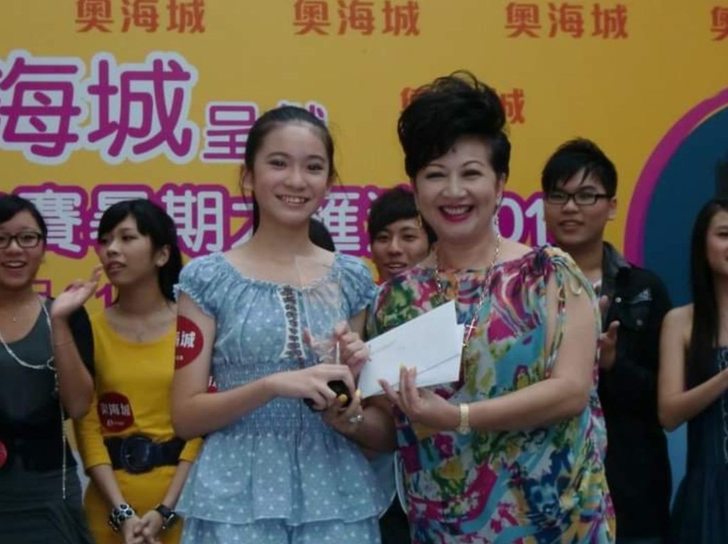 云浩影（左）曾为儿童歌手组合Honey Bees成员。