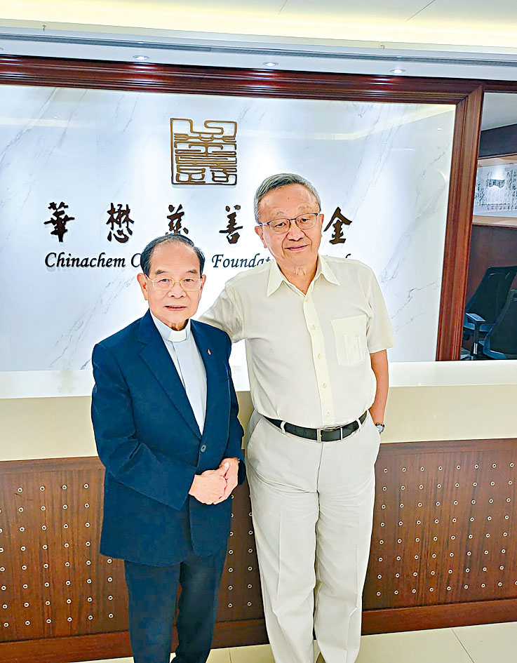 龔仁心與李炳光牧師(左)。