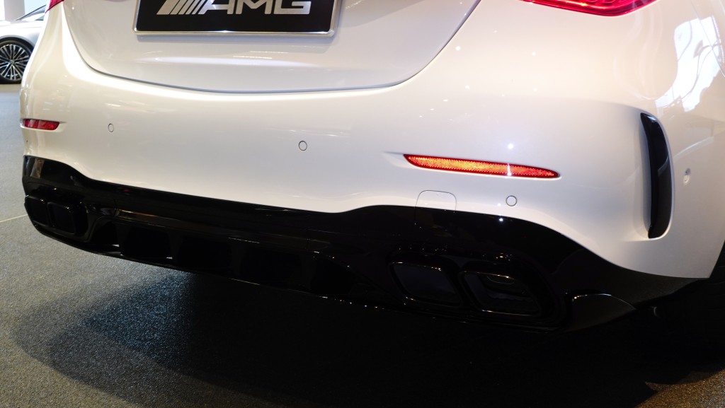 平治AMG C63 S E-Performance配用亮黑色四出排氣喉