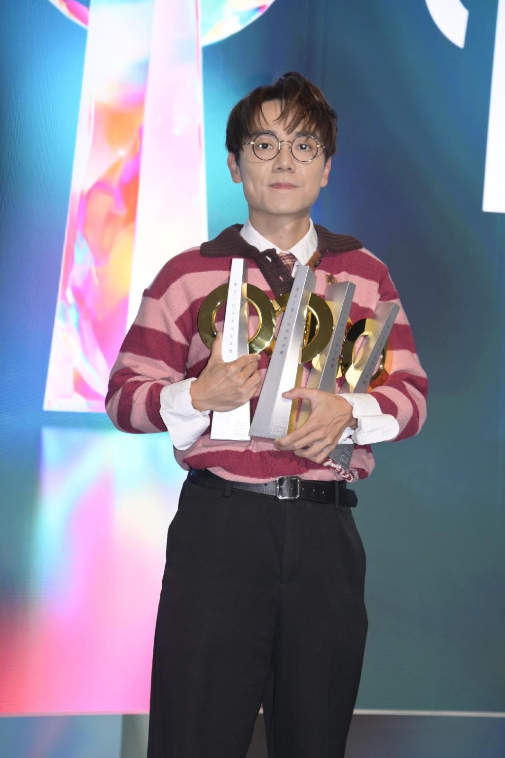 林家謙攬住四個獎座。