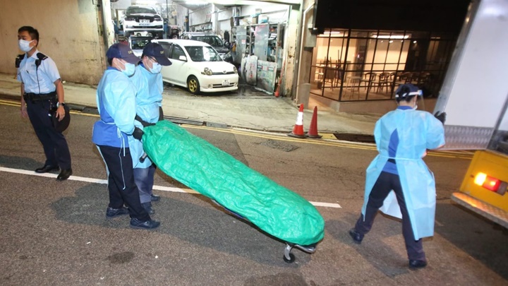 兩名女死者遺體被舁送上黑箱車運走。