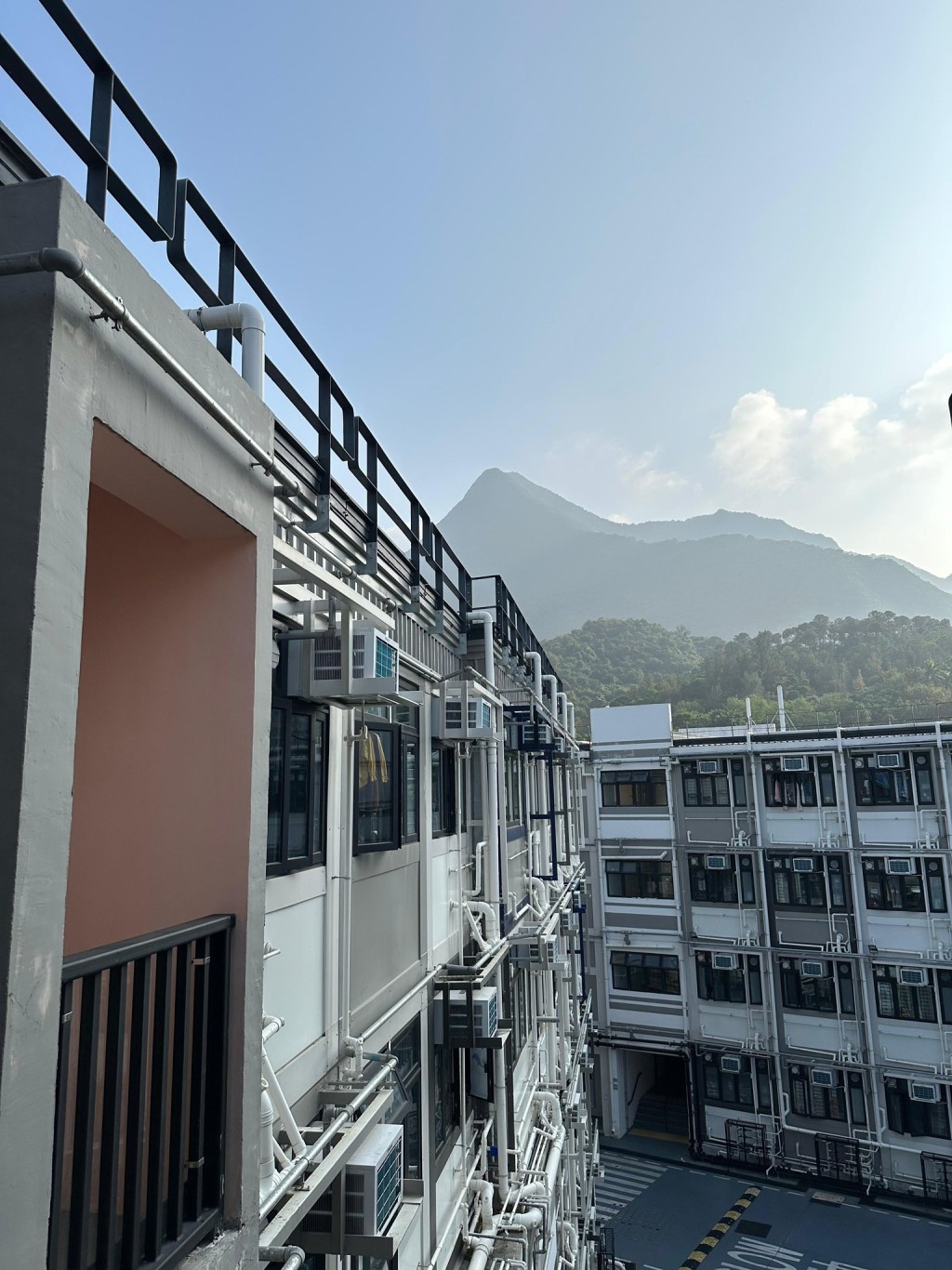 鄧炳強到馬鞍山東華三院過渡性房屋「樂和．東寓」，探訪受宏福苑火災影響的家庭。鄧炳強fb