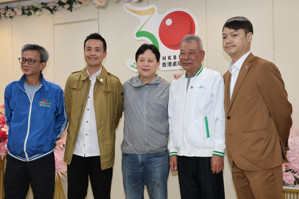 香港桌球总会昨举行30周年晚宴，以傅家俊（左二）为首的1998曼谷亚运第一面男团金牌得主，包括陈国明（右一）及陈伟达（左三）以及金牌领队陈楚君（右二）出席