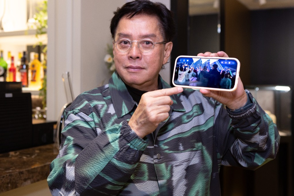 校長呼籲疑似三代同堂歌迷盡快跟他聯絡。