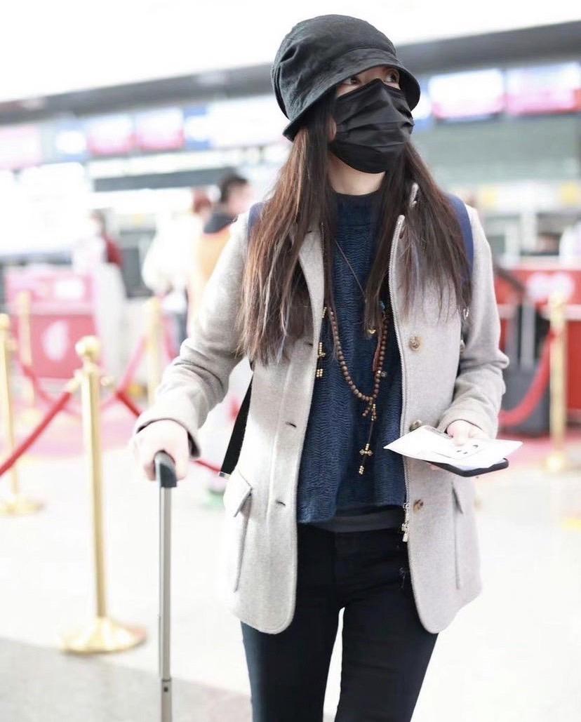 網上瘋傳趙薇近日現身北京機場的照片。