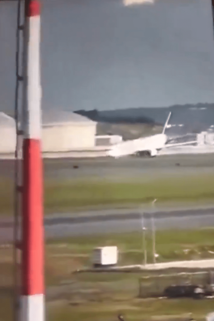 从社交平台X流传的影片见到，货机在降落跑道后机头直接触地。