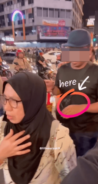 從影片可見，一名身穿黑衣、手持紙袋的男子緊貼在女事主身後。facebook@wafans（下同）