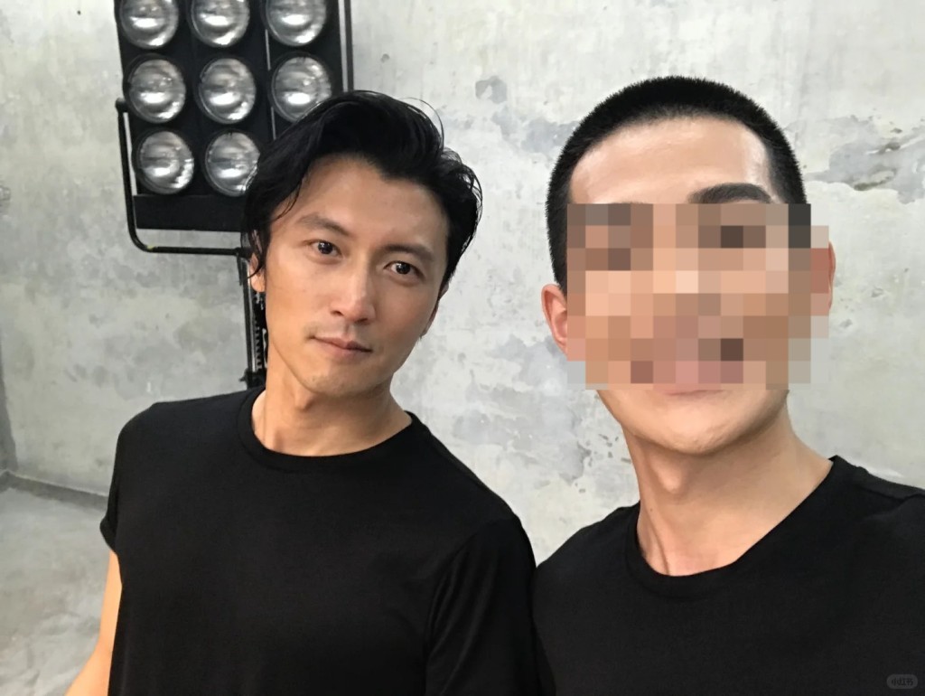 謝霆鋒與該貼主同樣身穿黑色T恤，素顏上陣的謝霆鋒五官棱角分明，皮膚十分緊緻有光澤，狀態好到完全唔輸後生仔！